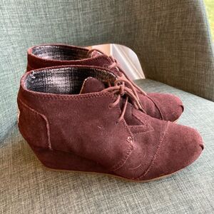 Tom’s Dessert wedge suede heel brown size 7.5. EUC!